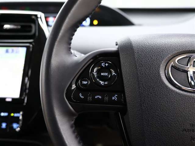 ステアリングスイッチ付き。前方から目を離すことなく操作することが可能です。