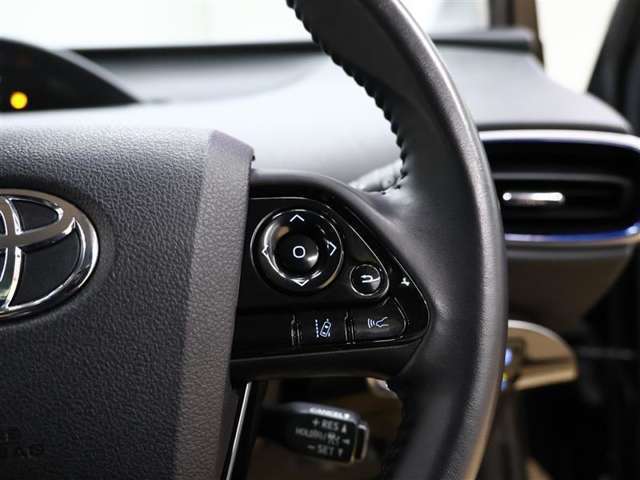 右側にもステアリングスイッチ付き。前方から目を離すことなく操作することが可能です。