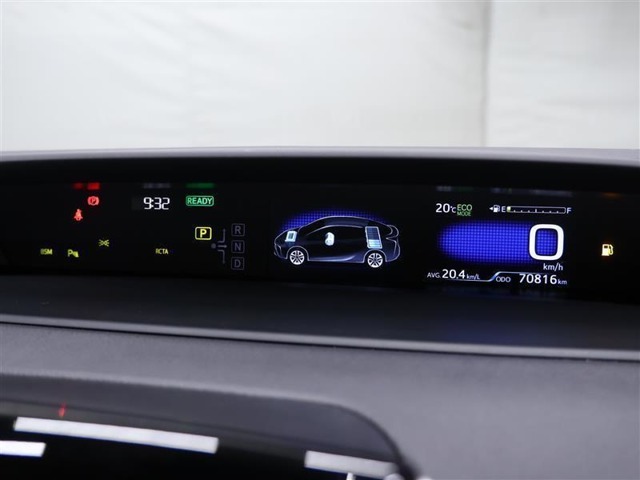 とっても見やすいメーターです。夜間時はラグジュアリーな気分にさせてくれる照明が魅力ですので、夜のドライブも楽しみになりますよ♪