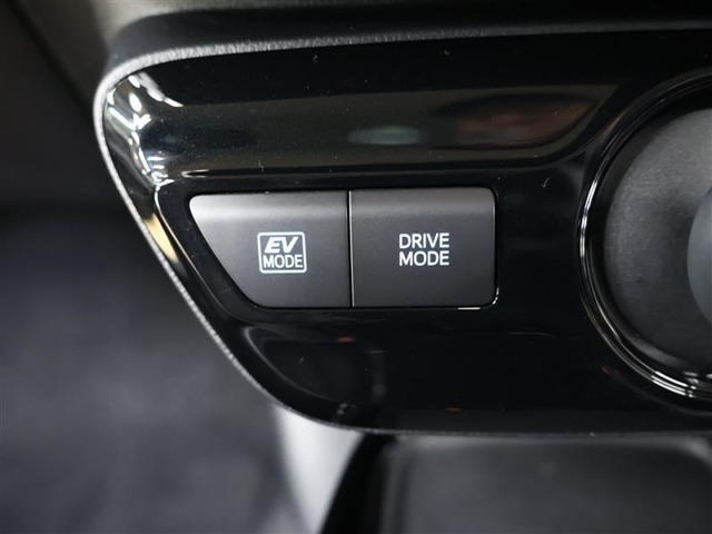 電気だけで走るEVモード、アクセル踏むとレスポンス良く加速してくれるドライブモード付です。