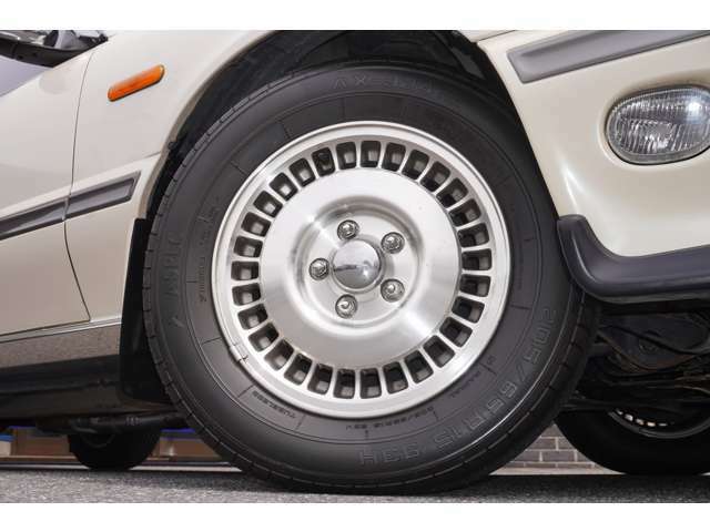 ホイールは純正15インチAWとなっております。タイヤサイズはFr、Rr共にYOKOHAMAタイヤ205/65R15となっております。