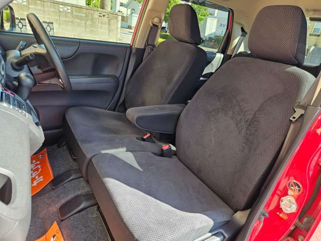 シートに目立つダメージは無く、状態良好です♪更にご納車前に専用スチーマーでクリーニング致します♪