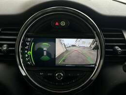 運転が不慣れな方でも大丈夫！バックモニターを装備しておりますので、車両後方の映像が映し出されバックミラーでは見えない障害物なども、正確に視認できます。