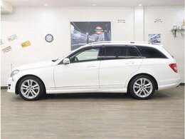 標準装備を充実させた後期モデル最終型。AMGエアロ、半革フル電動シート等を標準搭載し、レーダーセーフティパッケージと電動ゲート、キーレスゴー、PTSまで装備。メッキモールクモリなしの上質物件です。