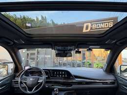 ホワイトボディ＋ブラックインテリア・黒本革シート。禁煙車です！車内たばこやペットの匂い無し。