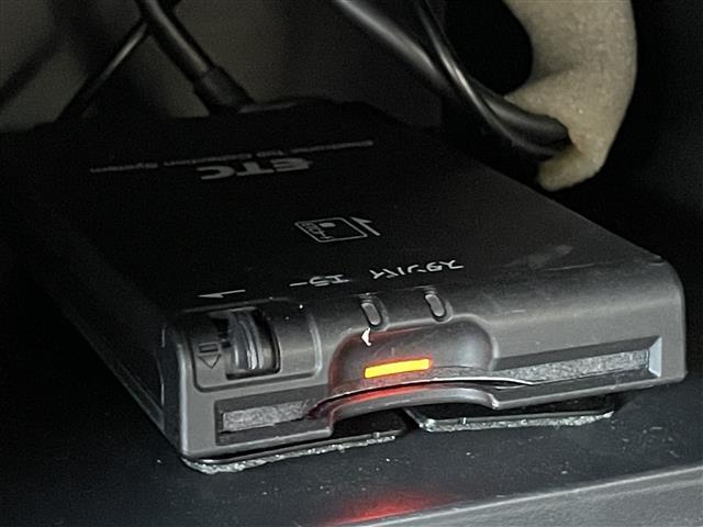 【ETC】有料道路を利用する際に料金所で停止することなく通過できる、ETC車載器（ノンストップ自動料金収受システム機器）が装備されています。セットアップを行うことで利用可能になります。