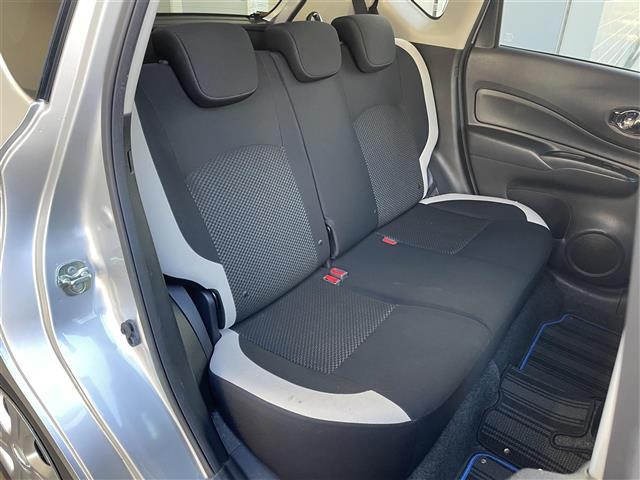 【セカンドシート】2列目もゆったりドライブを楽しめます。掲載箇所以外にご希望の写真がございましたらお気軽にお問い合わせ下さい。フロアマットは汚れが気になる場合は新品のご注文も承ります。