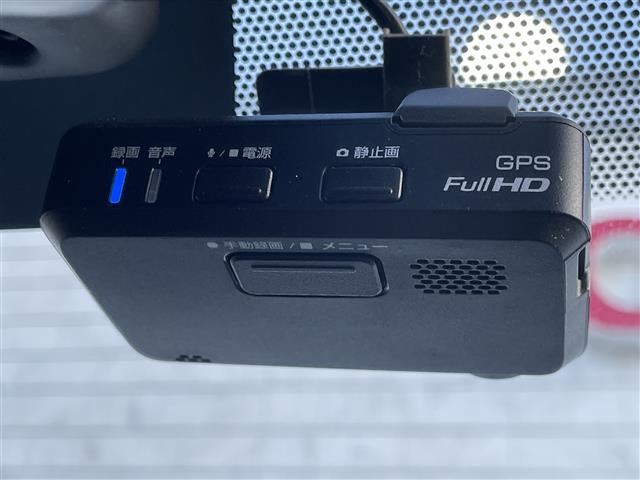 【ドライブレコーダー】映像・音声などの運転中の記録を残します。事故などを起こした起こされた時の証拠になりえますので、もしも時でも安心ですね。