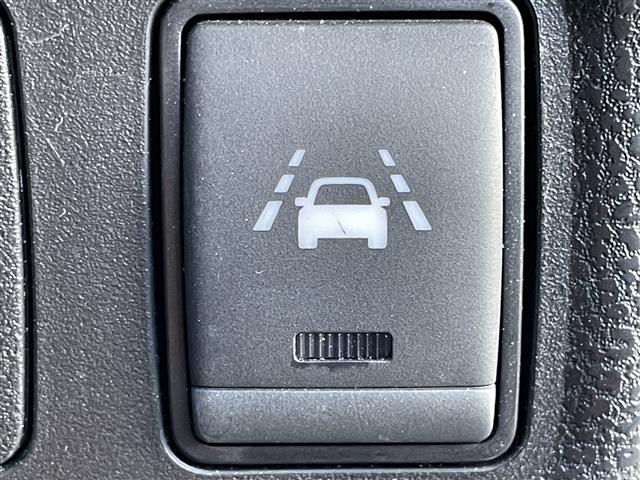 【車線逸脱防止支援システム（インテリジェントLI/LDP）】車線からはみ出しそうになると、車線内を走行するようにステアリング操作をサポートします！機能には限界があるためご注意ください。