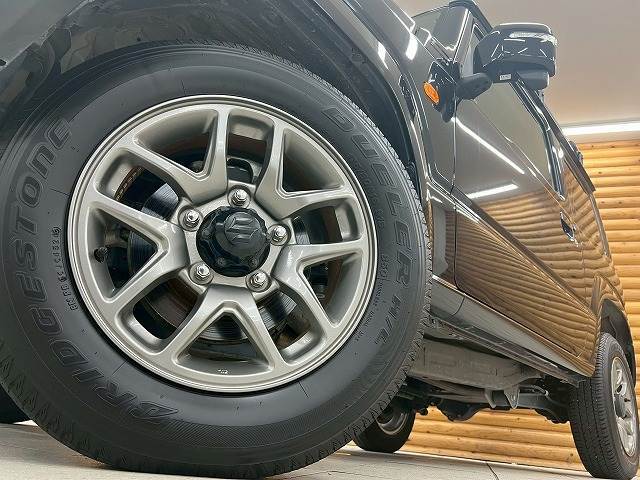 【純正16インチホイール】を装備しております。バランスのとれたアルミで高速走行も安定性が高くなっております。