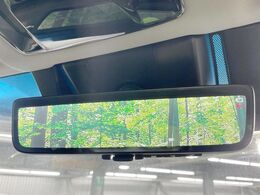 【デジタルインナーミラー】後席の大きな荷物や同乗者で後方が確認しづらい時でも安心！カメラが撮影した車両後方の映像をルームミラー内に表示。クリアな視界で状況の確認が可能です！