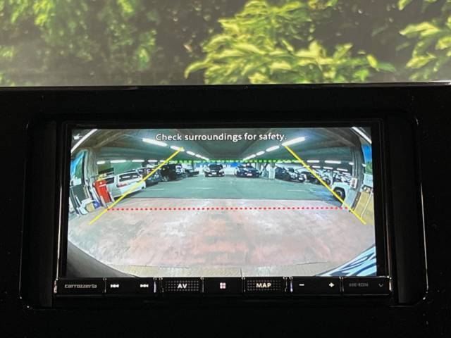 【バックカメラ】駐車時に後方がリアルタイム映像で確認できます。大型商業施設や立体駐車場での駐車時や、夜間のバック時に大活躍！運転スキルに関わらず、今や必須となった装備のひとつです！