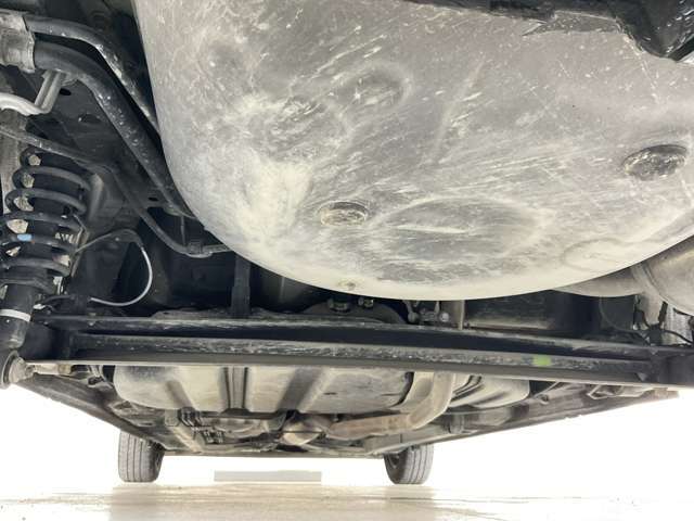 中古車だと気になる足廻り＆下廻り・・・ご覧の通り状態良好◎沿岸部や降雪地にお住まいのお客様もご安心ください♪