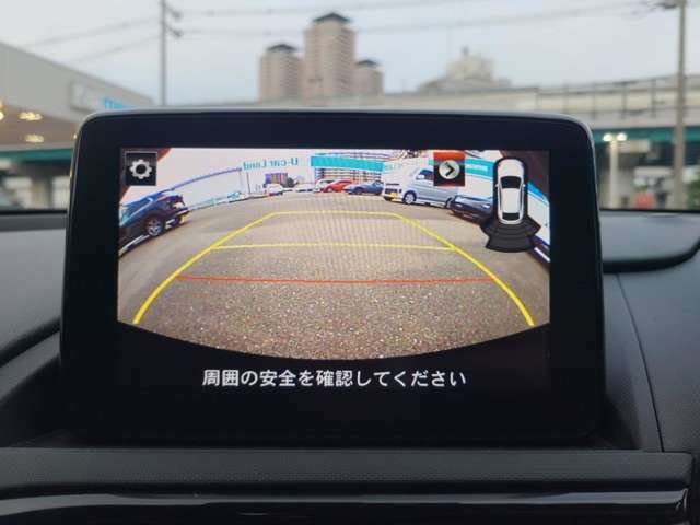 カラーで後方映像をモニターに映し出してくれるので、ショッピングモールのような狭い駐車場であったとしても障害物を見つけ、楽々駐車することができますね。