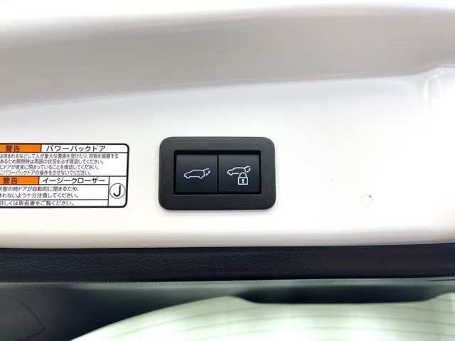 パワーバックドアです。荷物を持っていても、ボタンを押すだけで簡単に開閉ができます。