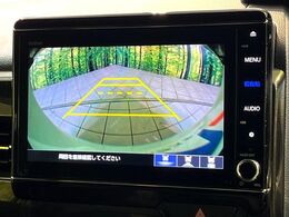 【バックカメラ】駐車時に後方がリアルタイム映像で確認できます。大型商業施設や立体駐車場での駐車時や、夜間のバック時に大活躍！運転スキルに関わらず、今や必須となった装備のひとつです！