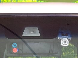 【ホンダセンシング】走行中に前方の車両等を認識し、衝突しそうな時は警報とブレーキで衝突回避と被害軽減をアシスト。より安全にドライブをお楽しみいただけます。