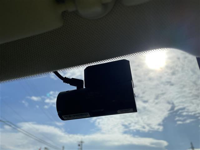 【バックミラー】大きくて見やすいので、後方を見るときも安心です！