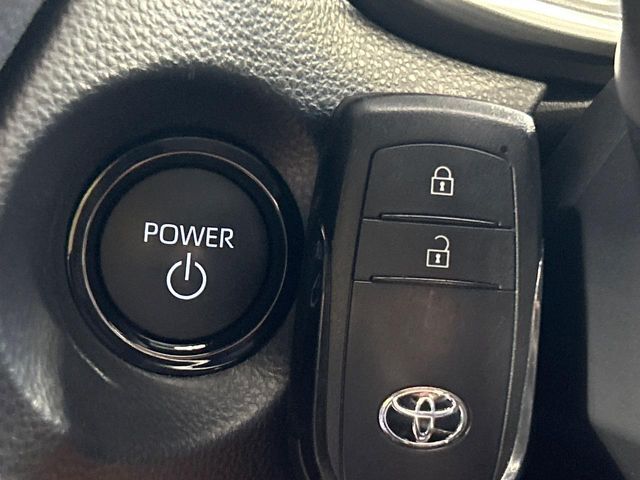 【スマートキー】カバンやポケットに入れたままでもドアの施錠・解錠が可能なスマートキーを装備。エンジンのオン・オフ時もカギを取り出す必要が無いからとっても便利です♪