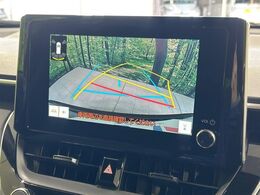 【バックカメラ】駐車時に後方がリアルタイム映像で確認できます。大型商業施設や立体駐車場での駐車時や、夜間のバック時に大活躍！運転スキルに関わらず、今や必須となった装備のひとつです！