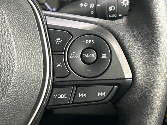 【レーダークルーズコントロール】高速道路での長距離走行が楽に！！自動で速度を保つクルーズコントロールが、衝突軽減システムと連携し、前方の車両を感知して車間を保つように速度調節してくれます！！