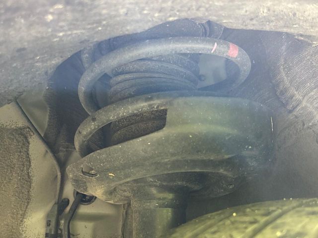 お車を安心してお乗りいただく為には、足回りの定期点検が欠かせません。サービスサポート（有償保証）では無料点検もご提供しており、安心のカーライフをお過ごしいただけるサポート体制が整っています。