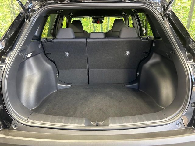 積み下ろしのしやすいデッキにはたっぷりと荷物を積み込んでいただけます。遊びから仕事まで、様々なシーンで頼れます♪