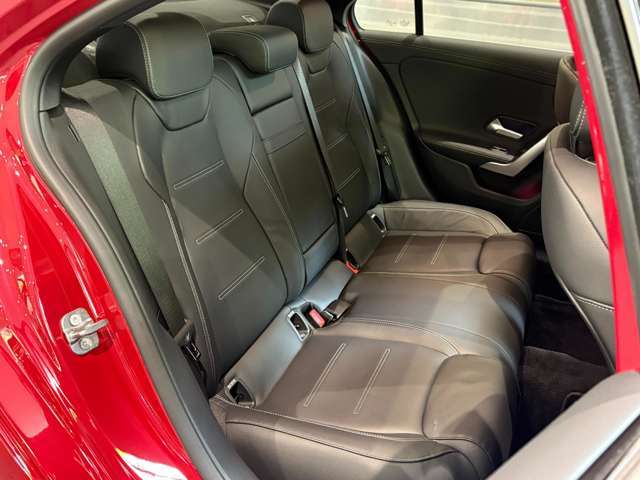 メルセデスのシートは少し硬めになっております。長時間の運転の際、適度な反発があることでお尻や腰の負担を減らす効果が御座います。