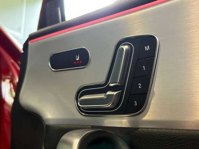 メルセデス・ベンツの定める厳しい基準をクリアしたお車のみをご案内させて頂きます。納車前整備はメーカー規定に基づき100項目以上にも及ぶ点検を熟練のメカニックによって行いご納車させて頂きます。