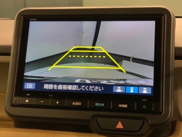 リバースギアに入れるだけで後方の表示へ切り替わります。夜間や雨の日の駐車も楽になりますよ。