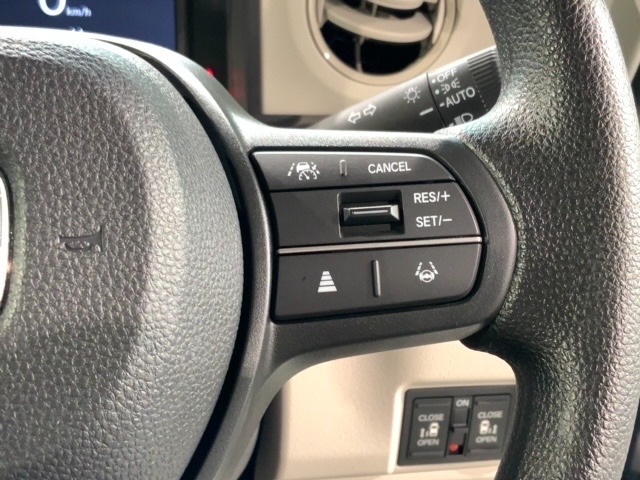 クルーズコントロールを装備しています。高速道路などで一定の速度で走ってくれるので運転が楽ですよ！速度を設定できますので、スピードの出しすぎにも注意できます。