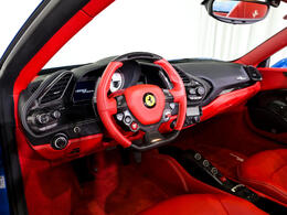 Blu Corsaの鮮やかな外装に、Rosso Ferrariの情熱的なインテリアが組み合わさり、視覚的にも存在感を放ちます。