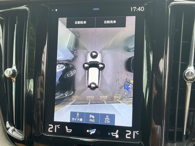 【360°ビューカメラ】4台の高解像度カメラで360度の鳥瞰図を表示。隣の車や壁、死角にある障害物などを画面で確認できるため、狭いスペースでの駐車・出入りも安心です。