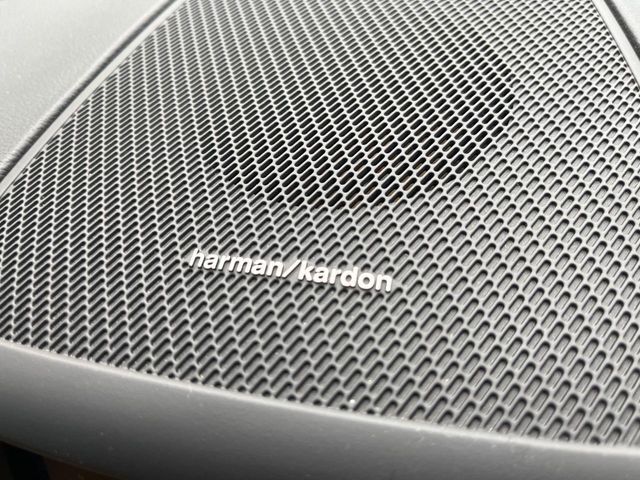 【harman　kardon】ハーマンカードンのHi-Fiスペシャリストと共に、モデル別に開発・設計された専用チューニングが臨場感溢れる音響空間を実現しています。