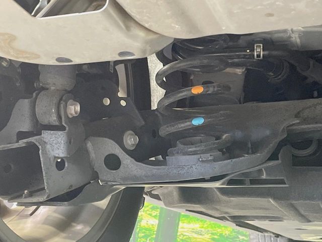 お車を安心してお乗りいただく為には、足回りの定期点検が欠かせません。サービスサポート（有償保証）では無料点検もご提供しており、安心のカーライフをお過ごしいただけるサポート体制が整っています。