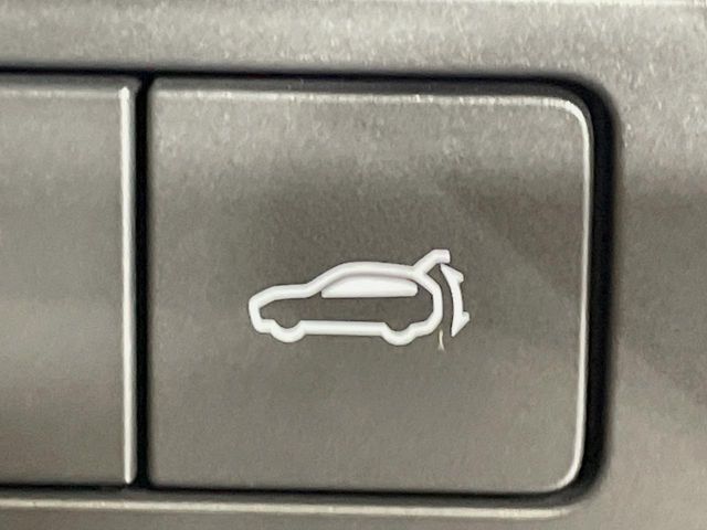 【パワーバックドア】スマートキーや運転席のボタンを押すだけでリアゲートが自動で開閉します！荷物を持っている時や、高い位置にあるバックドアを閉める際に便利な機能です♪