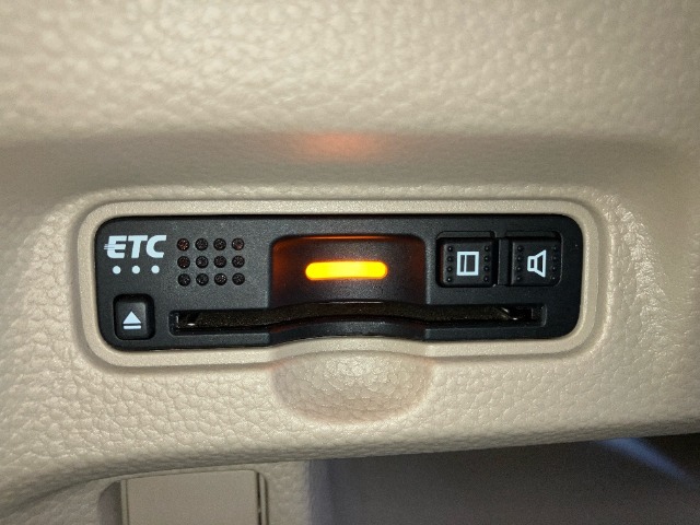 有料道路のレーン通過に便利なETC車載器を装着しています。ご利用にはセットアップが必要となります。