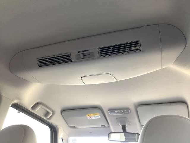 天井のファンで車内の空気を循環させて、後席に座る方も快適にしてくれます☆