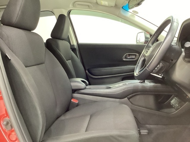 女性でも運転がしやすいように、シートの高さ調整機能（シートリフター）がついています。広い足元にゆったり座れるシートには肘掛も装備しており長距離の運転でも疲れにくいシートです。