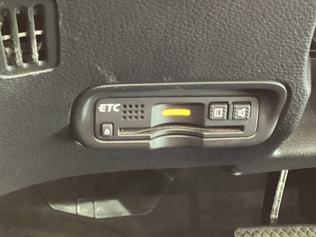 ハンドルの左下にETCがついています。高速道路の料金所の通過も楽々です！。　カードの取り出しもしやすい場所についています。