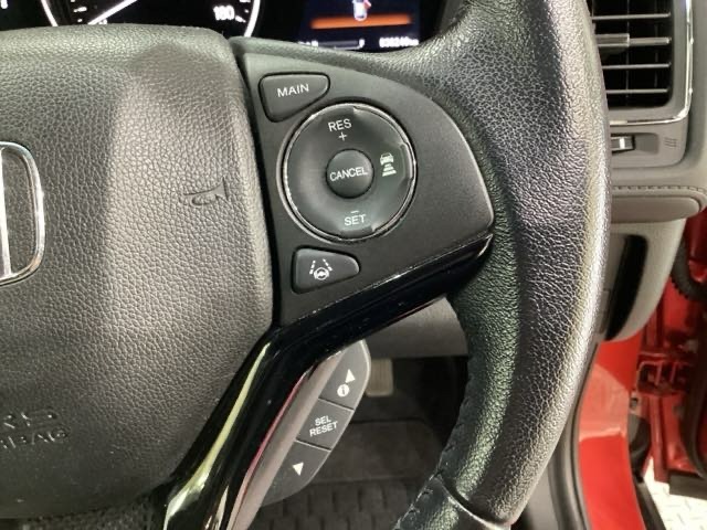 ハンドルにHondaセンシング系のクルーズコントロールやレーンキープアシストなどのスイッチが装備されています。ハンドルから手を離さず安全に操作できます。