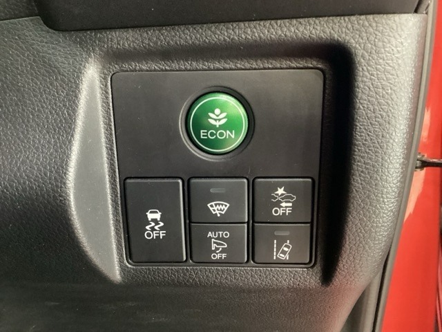 Hondaセンシング用の、VSA（ABS＋TCS＋横滑り抑制）解除とレーンキープアシストシステムのメインスイッチなどはハンドルの右側に装備しています。燃費に役立つECONボタンもここです。