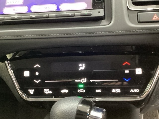 オートエアコンがついてますので簡単操作で快適に過ごせます。シートヒータースイッチ内蔵で前席の左右別々にHiとLoの2段階で温度設定ができます。