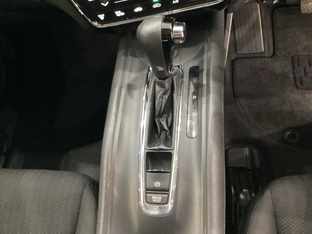 CVT車のセレクトレバーです。低速から高速まで、変速ショックのないスムーズな走りと、エンジン効率のよい領域を維持して燃費にも貢献します。サイドブレーキはスイッチ操作の電子制御パーキングブレーキです。