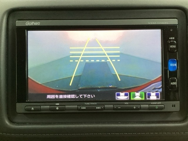 バックでの車庫入れも安心です！　リアカメラが付いているバックモニター付のナビを装備しております。操作線もついており距離感も画面から確認できます。
