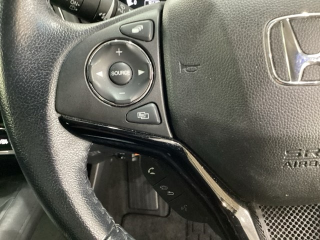 ステアリングスイッチがついていますので、オーディオのチャンネル変更、ボリューム、ジャンル変更が操作可能です。ハンドルから手を離さず安全に操作できます。
