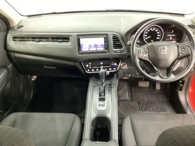 車内は光触媒抗菌消臭施工済です。インパネ周りはスタイリッシュなデザインで機能や装備も充実しています。グローブボックスやカップホルダーのほかにトレーなどたくさんの収納スペースが付いています。