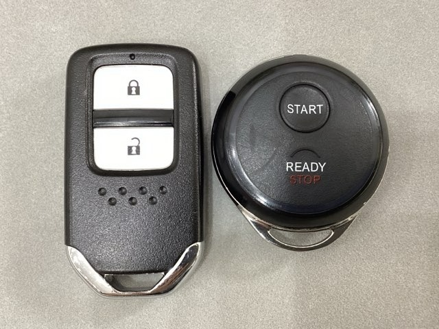 スマートキーを装備しています。鍵を差し込むことなくドアロックの開け閉めと、スタートボタン操作でのエンジンスタートができます。加えて、純正リモコンエンジンスターター用の操作キーもついています。