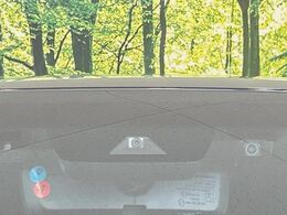 【トヨタセーフティセンス】走行中に前方の車両等を認識し、衝突しそうな時は警報とブレーキで衝突回避と被害軽減をアシスト。より安全にドライブをお楽しみいただけます。