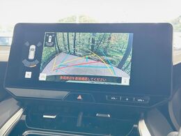 【バックカメラ】駐車時に後方がリアルタイム映像で確認できます。大型商業施設や立体駐車場での駐車時や、夜間のバック時に大活躍！運転スキルに関わらず、今や必須となった装備のひとつです！